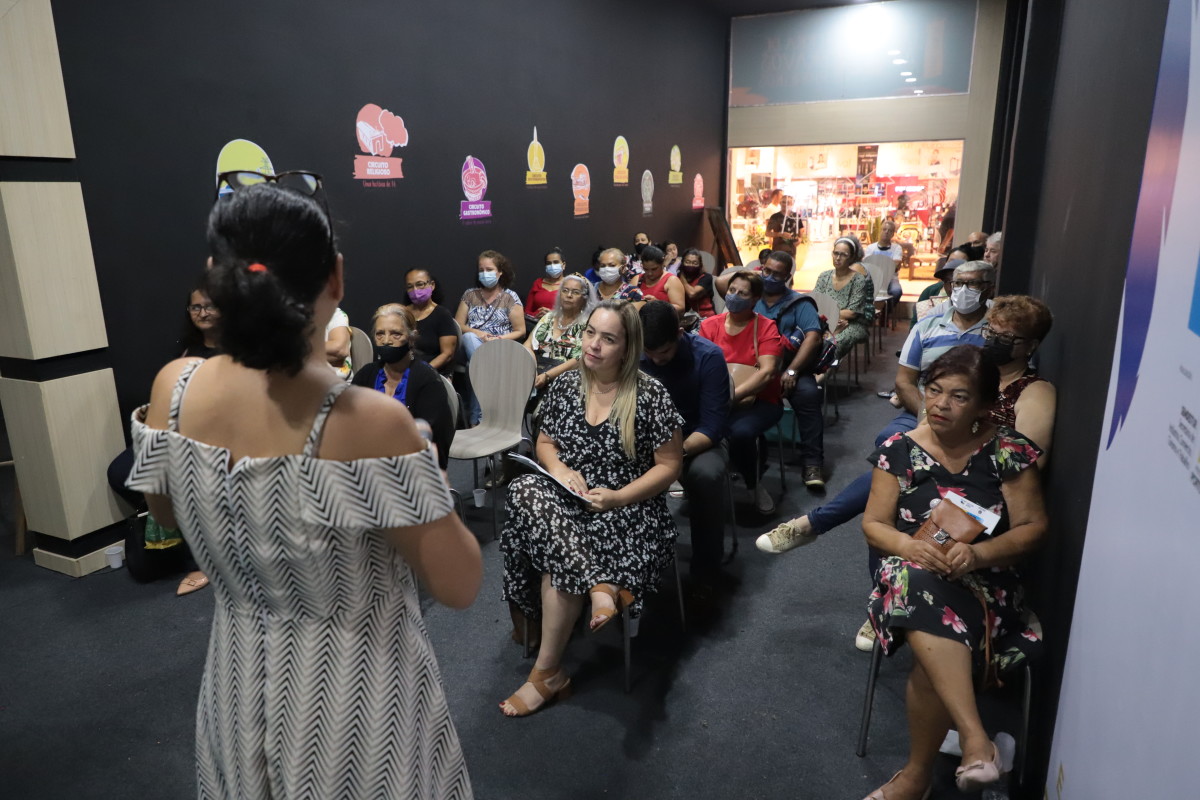 Artesãos recebem a carteira de identidade profissional do PAB, durante o “Estação Turismo”