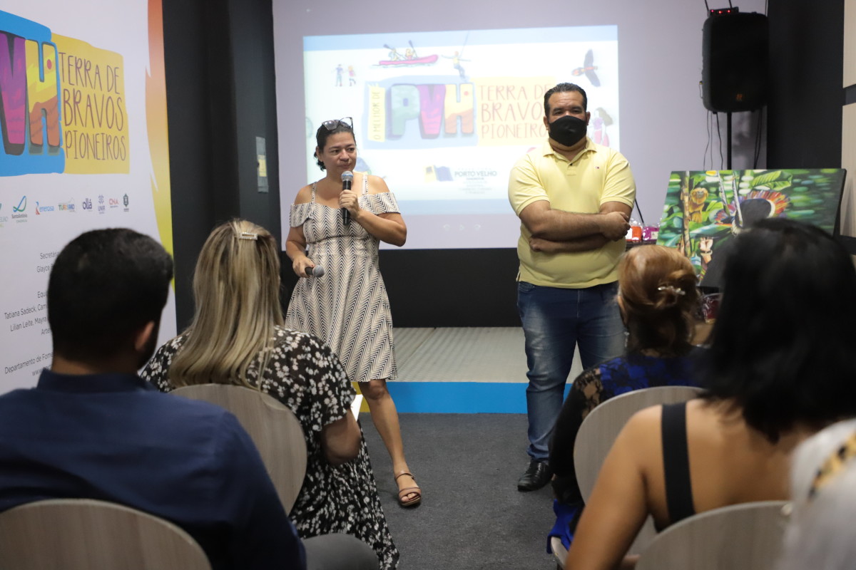 Artesãos recebem a carteira de identidade profissional do PAB, durante o “Estação Turismo”