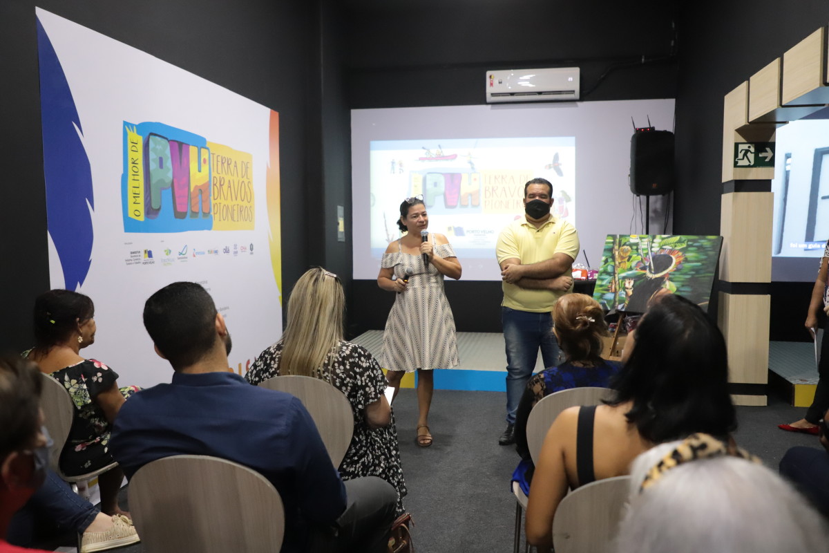 Artesãos recebem a carteira de identidade profissional do PAB, durante o “Estação Turismo”