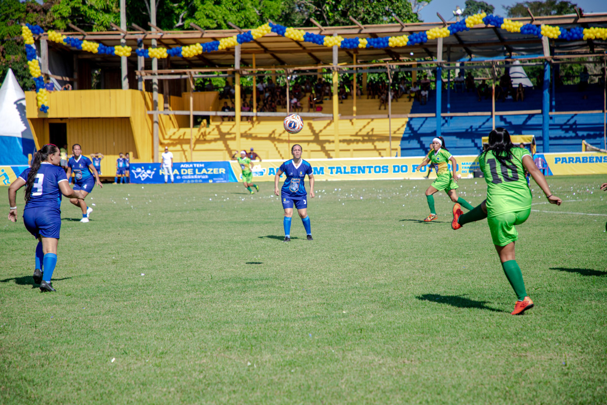  Torcida marcou presença durante partida de futebol feminino, no 29º Interdistrital de Esportes