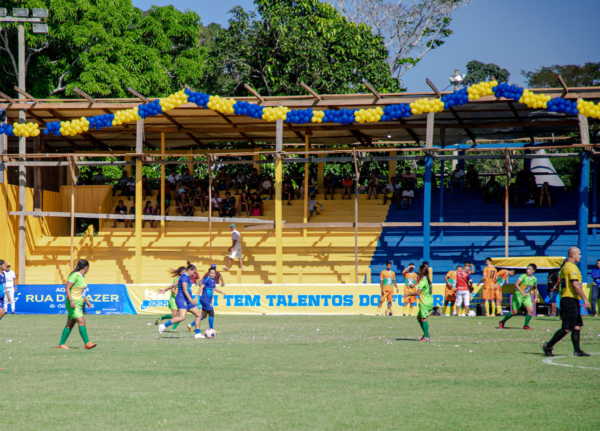  Torcida marcou presença durante partida de futebol feminino, no 29º Interdistrital de Esportes