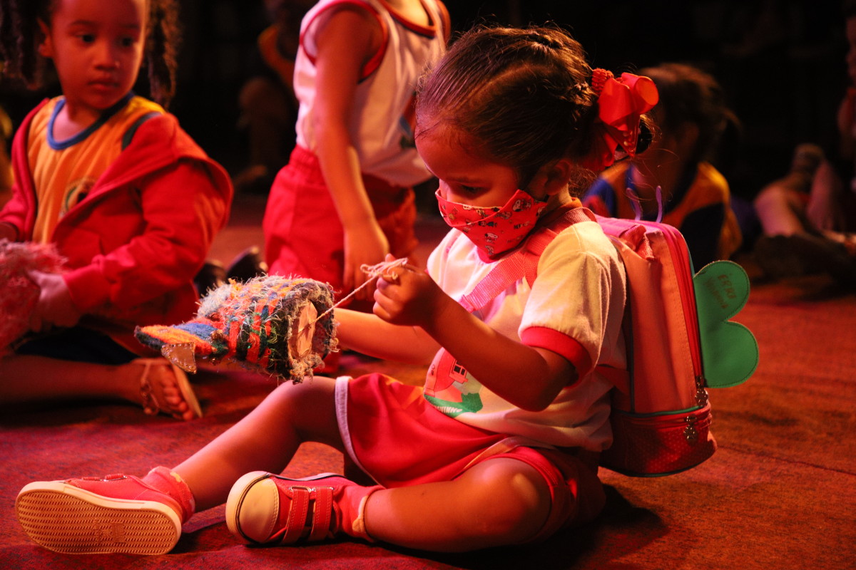 Magia do teatro infantil é apresentada a crianças da rede municipal