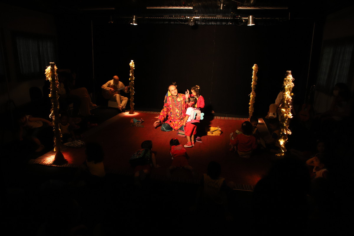 Magia do teatro infantil é apresentada a crianças da rede municipal