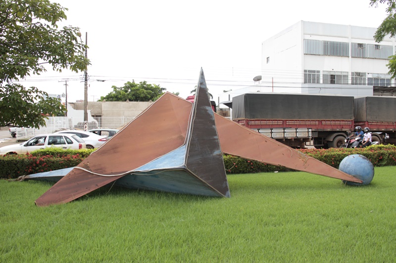 Monumento jorgeTeixeira 800px 01